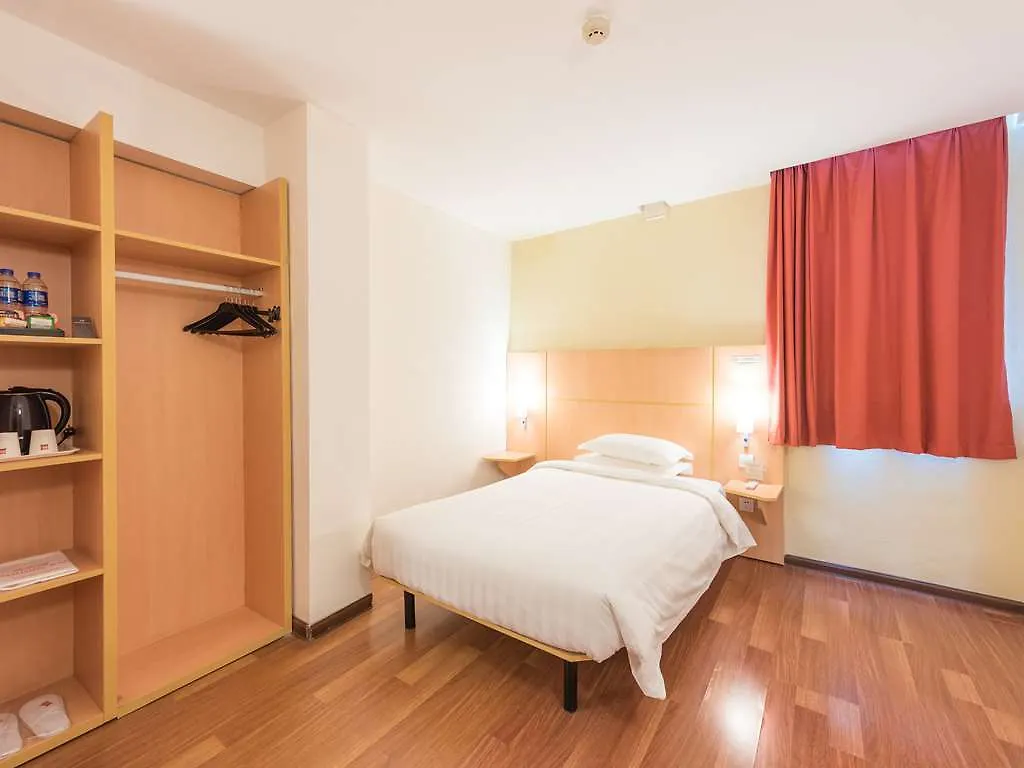 Ibis Shanghai Xujiahui Hotel