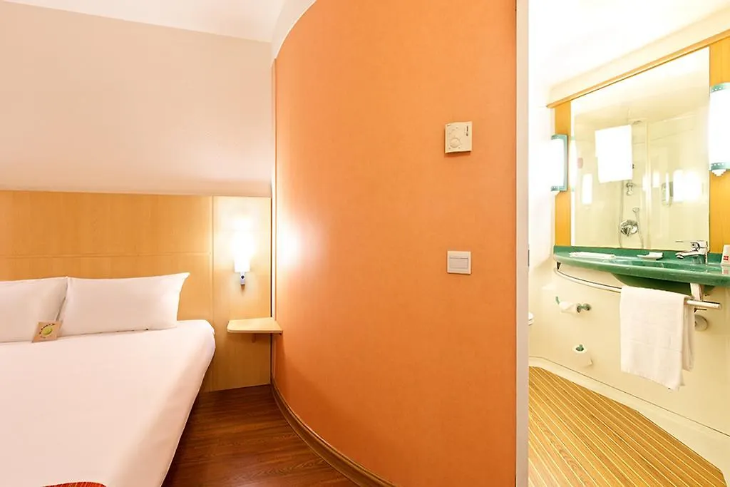 Ibis Shanghai Xujiahui 3*,
